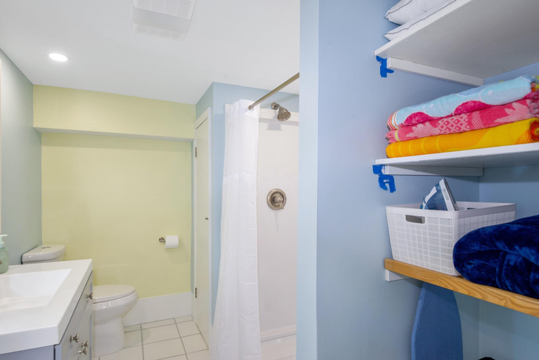 Bathroom 4, Island Paradise Estate, Lee