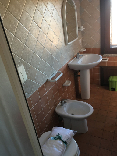 Bathroom 4, Bed Sandalia, Olbia-Tempio