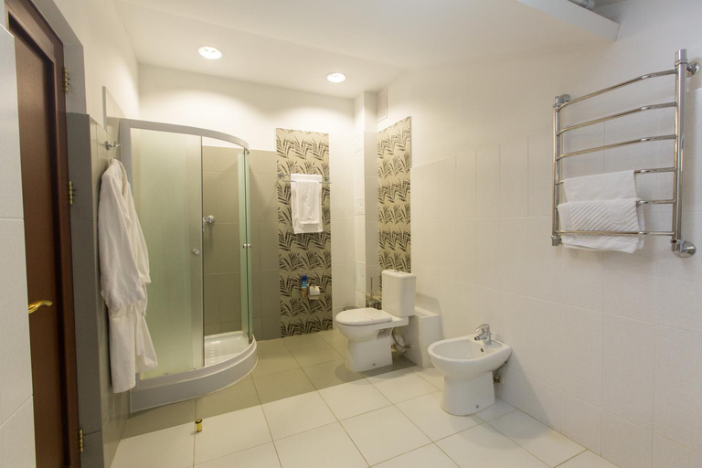 Bathroom 3, Hotel Olympia, Lyambirskiy rayon