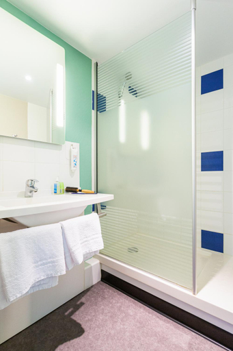 Bathroom 3, ibis budget Angouleme Nord, Charente