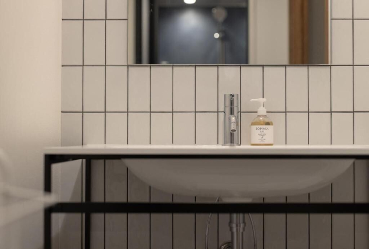 Bathroom 5, Lane, Niigata