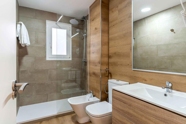 Bathroom 5, Aparthotel Bertran, Barcelona