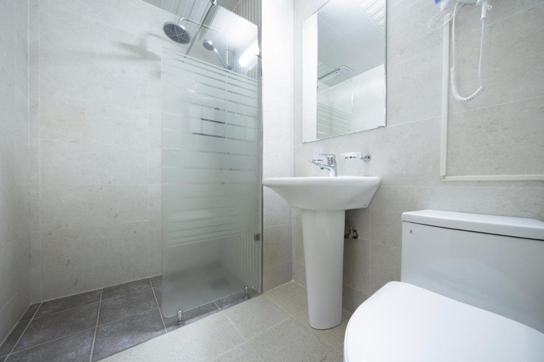 Bathroom 5, Blue Mountain Hotel, Seogwipo