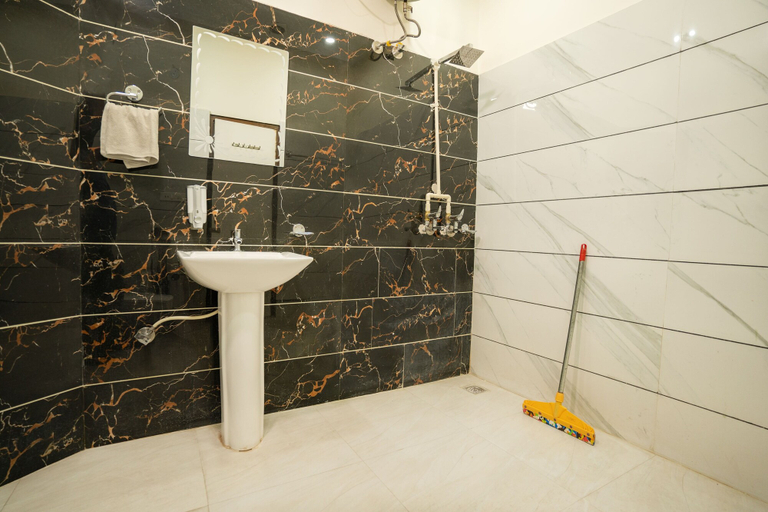 Bathroom 4, goSTOPS Amritsar Chatiwind Gate, Amritsar