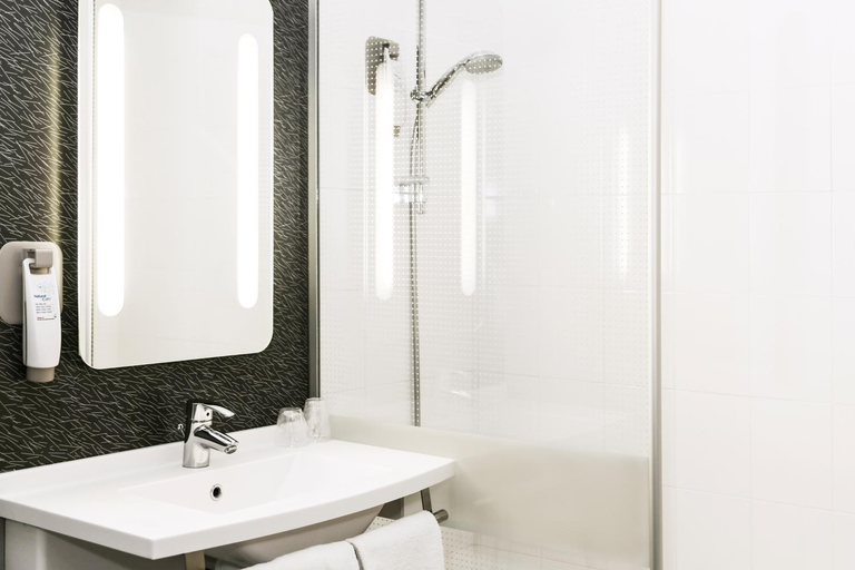 Bathroom 4, ibis Mulhouse Île Napoléon, Haut-Rhin