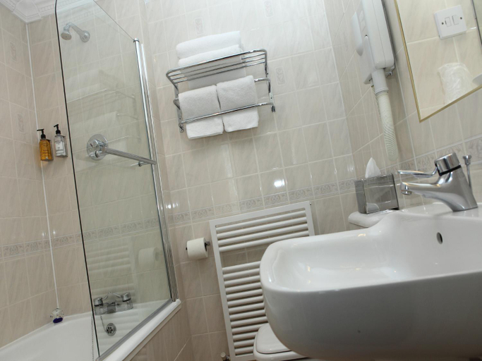 Bathroom 4, Gatwick Cambridge Hotel, Surrey