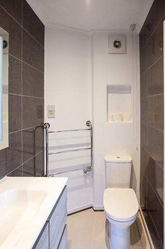 Bathroom 2, Primrose Hill Apartments, London