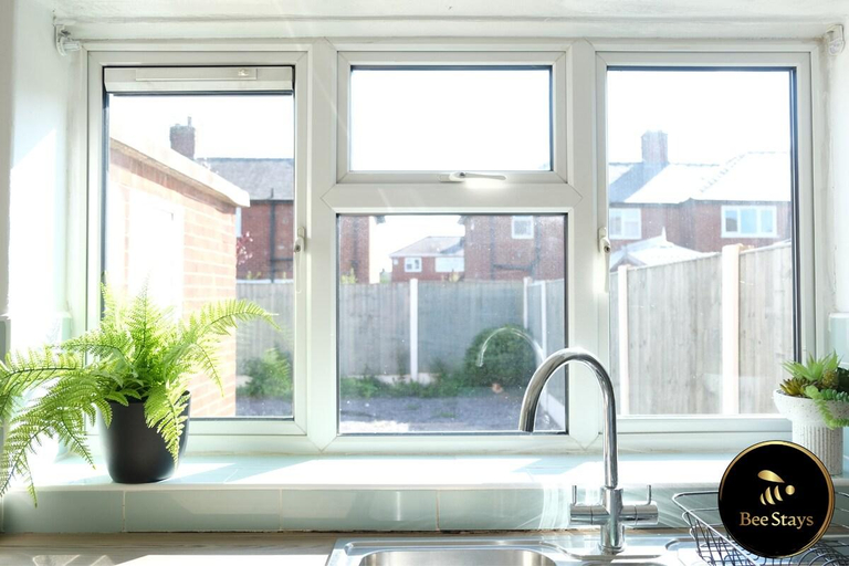 Others 5, Bee Stays - Ambleside House, Warrington