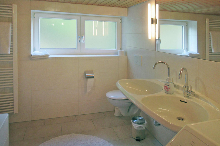 Bathroom 3, Ferienhaus Sackpfeifenblick, Hatzfeld, Waldeck-Frankenberg