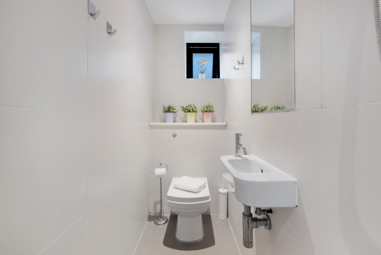 Bathroom 2, Green Lanes Studio by MoreThanStays | First floor, London
