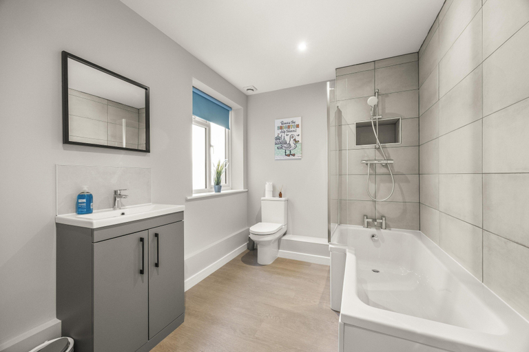 Bathroom 4, Buzzing Brighton Apartments By My Getaways, Brighton and Hove