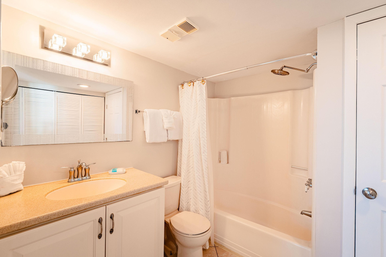 Bathroom, Estero Beach & Tennis 605-c, Lee