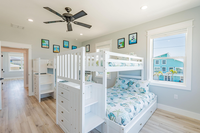 Bedroom 3, Family Beach House, Lee