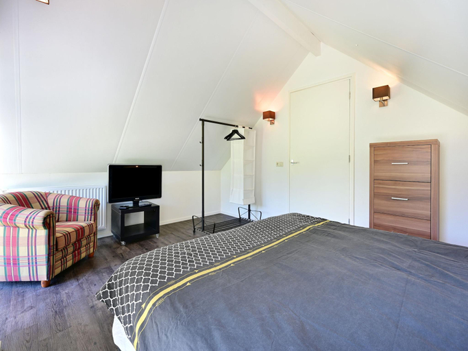 Bedroom 2, Chalet in Reutum with Sauna and Nature, Tubbergen