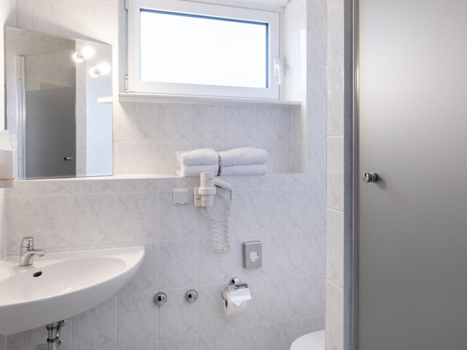 Bathroom 4, Good Morning + Berlin City East, Berlin