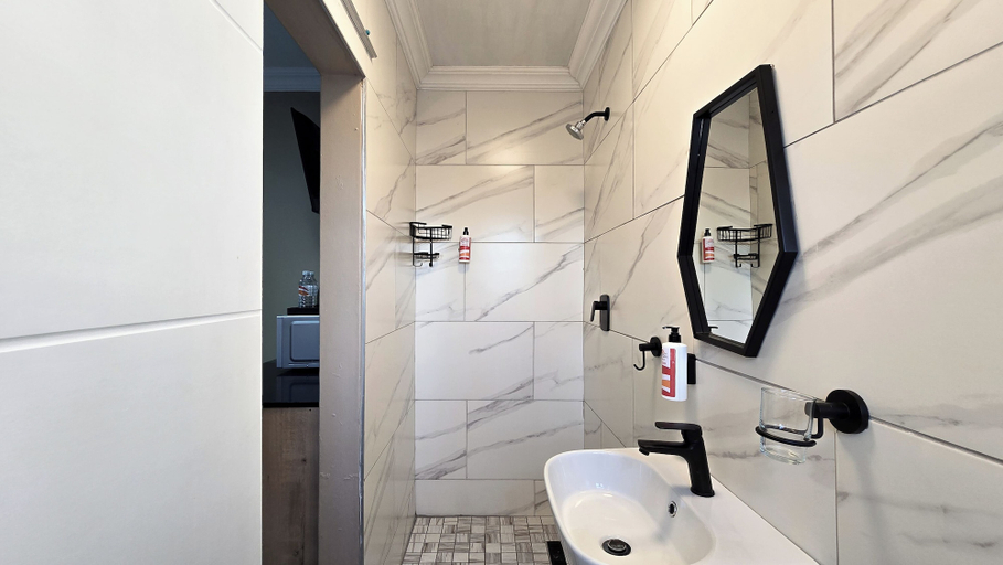 Bathroom 4, Sunset Events & Accommodation, Buffalo City