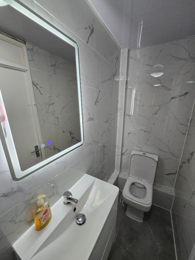 Bathroom 3, SnoozeDen Chalvey - Free Parking, Near M4 J6, Slough