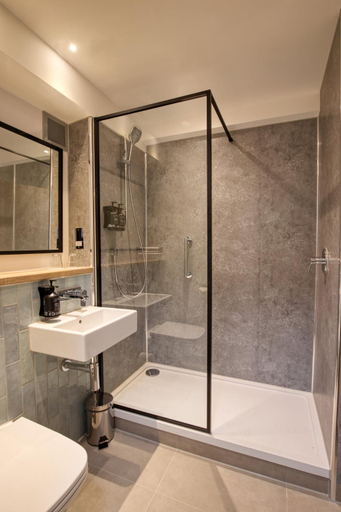 Bathroom 4, President Hotel, London