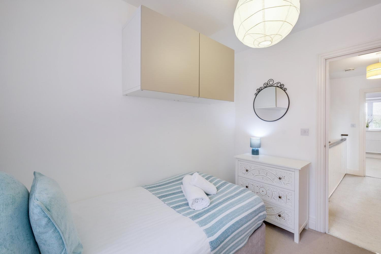 Bedroom 2, Foxherne 5BDR 3BA Serviced House with Parking - Slough By 360Stays, Slough