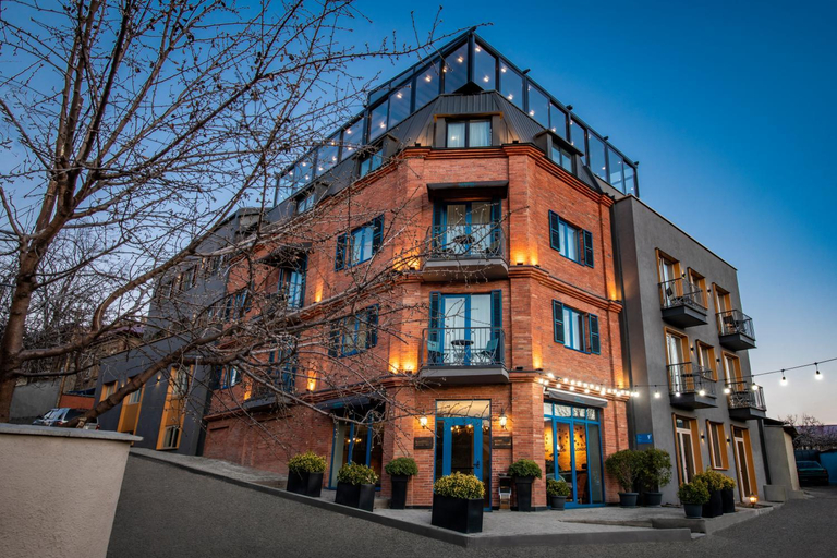 Exterior & Views