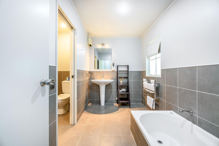Bathroom 4, Northridge Country Lodge, Rodney