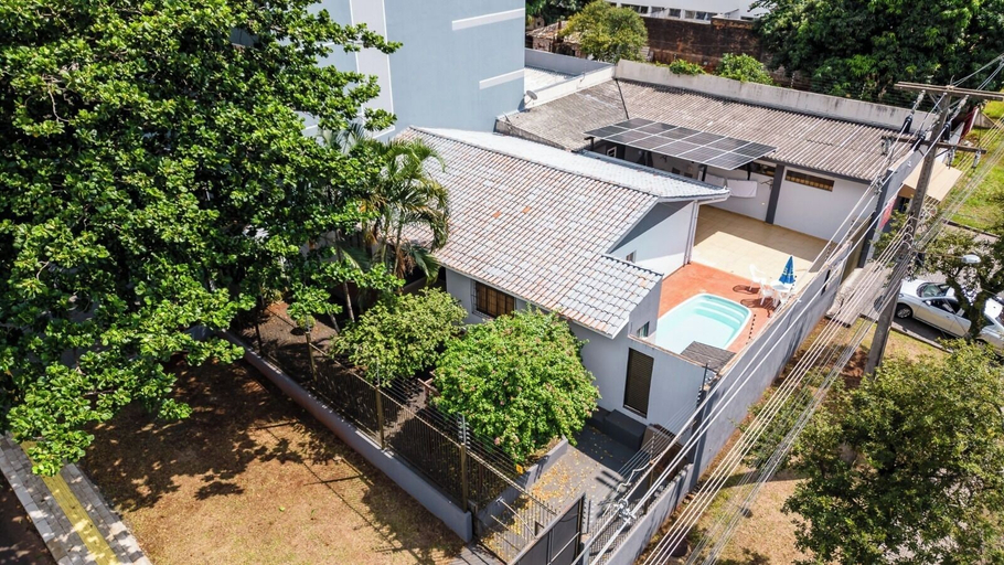 Others 5, Casa Central 3 suites e piscina 10 pax, Foz do Iguaçu