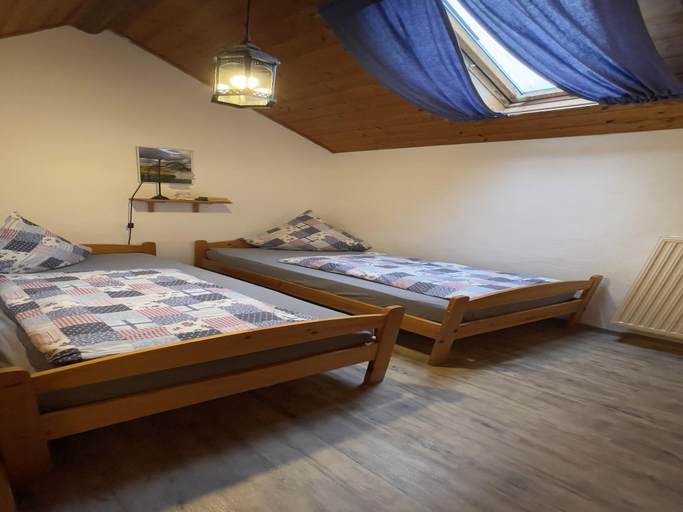 Bedroom 2, Cosy apartment with terrace in Meisburg, Vulkaneifel