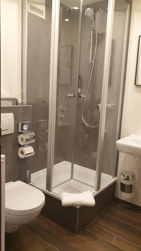 Bathroom 5, Restaurant und Hotel Alter Brunnen, Erlangen-Höchstadt