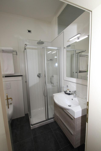 Bathroom 4, Hotel Suisse, Lucca