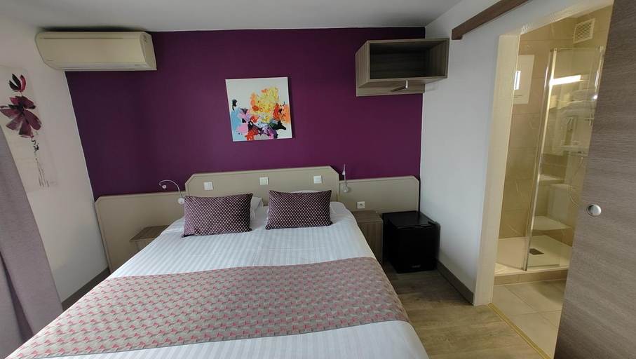 Bedroom 2, Logis Hotel Les Bleuets, Charente-Maritime