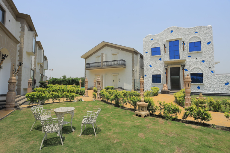 Exterior & Views