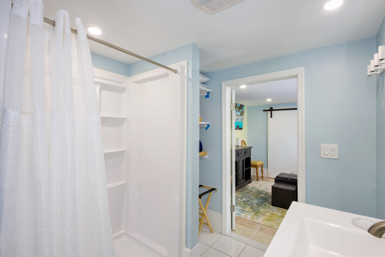 Bathroom 3, Island Paradise 5, Lee