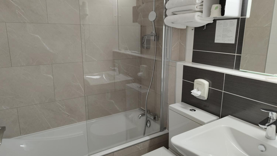 Bathroom 3, Logis Hotel Les Bleuets, Charente-Maritime