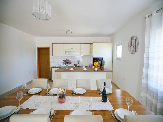 Others 5, Holiday Home in Prkos with Private Pool, Škabrnja
