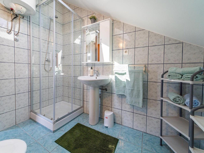 Bathroom 2, Nice apartment in Zadarska županija w/ , Zadar