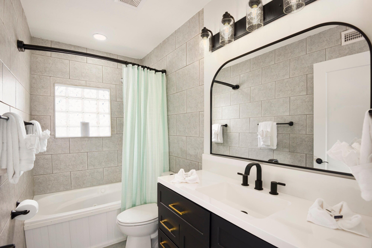 Bathroom 4, Anchors Away, Lee