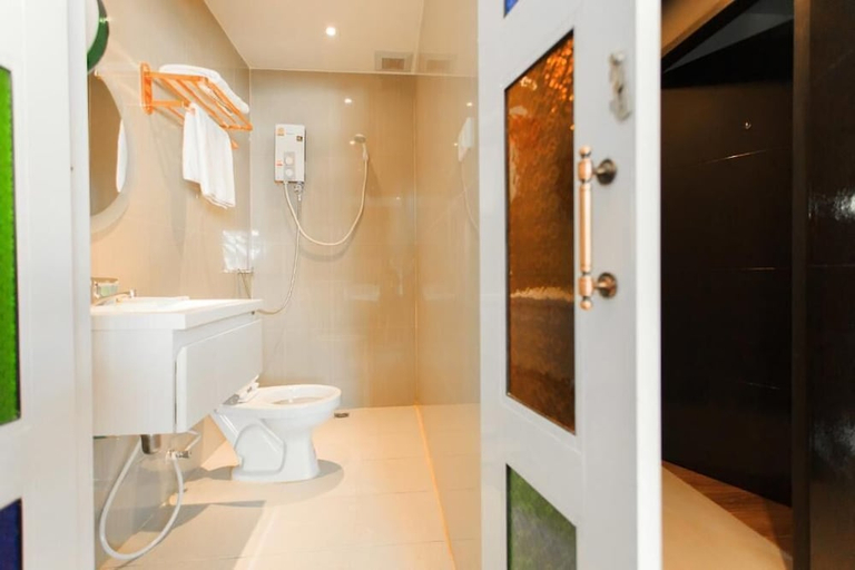 Bathroom 3, Cloud Nine Lodge Hotel, Ratchathewi