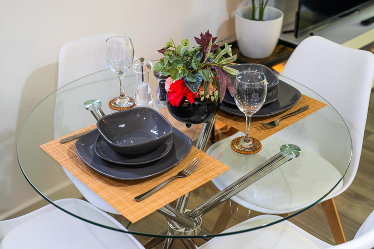 Food & Drinks 3, Ashview 01- Luxury - Free Parking , Surrey
