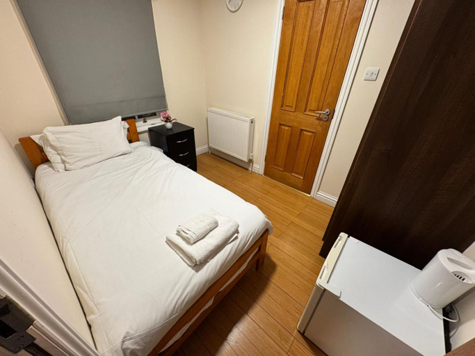 Bedroom 2, The Bell and Bottle, Buckinghamshire