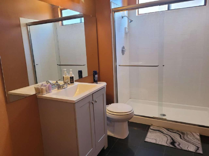 Bathroom 3, 3BR & Loft - Shared Home near Palmdale Hospital, Los Angeles