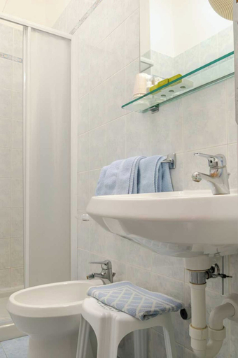 Bathroom 4, Hotel 3 Cozy and Authentic Stay in Ventimiglia, Imperia