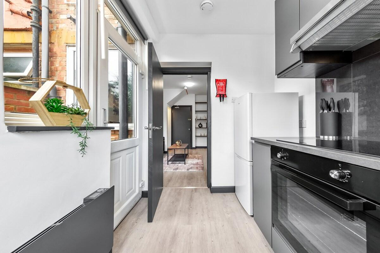 Others 5, Mini Royale' - 1BDR - Parking, London