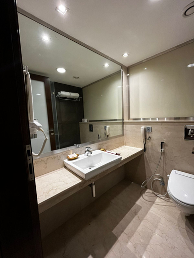 Bathroom, YUHI MANSIONS | A Boutique Stay, Gurgaon