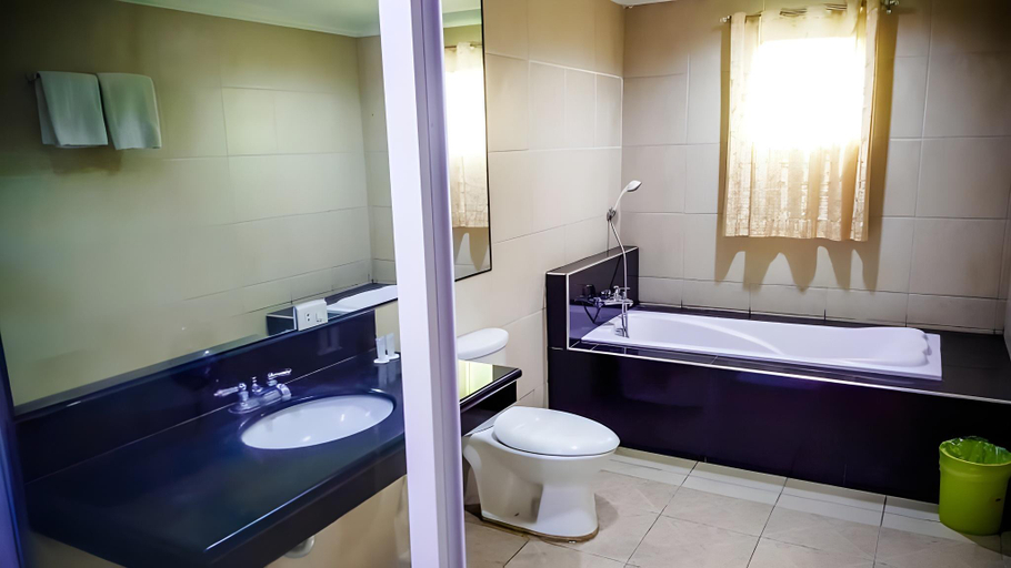 Bathroom 5, Hotel Euroasia, Angeles City