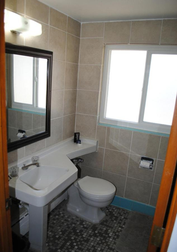 Bathroom, American inn, Elko