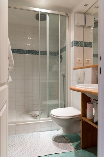 Room 5, Coquelicot Delightful 1 Bedroom Apt Near Eiffel Tower, Paris