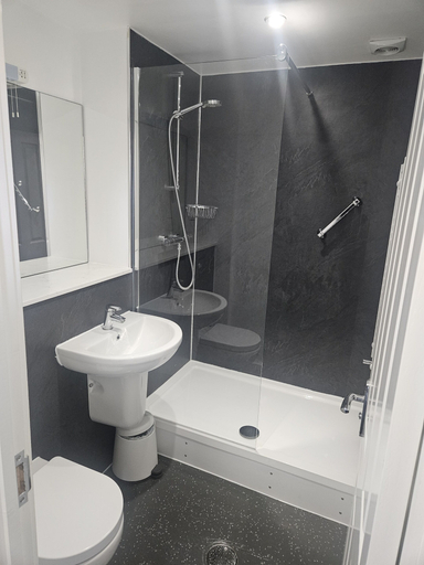 Bathroom 3, Swan Hotel, Milton Keynes