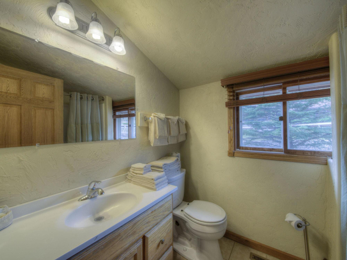 Bathroom 3, Powder House Lodge, Pennington
