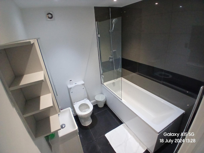 Bathroom 5, Hornchurch House - Jackson Close, London