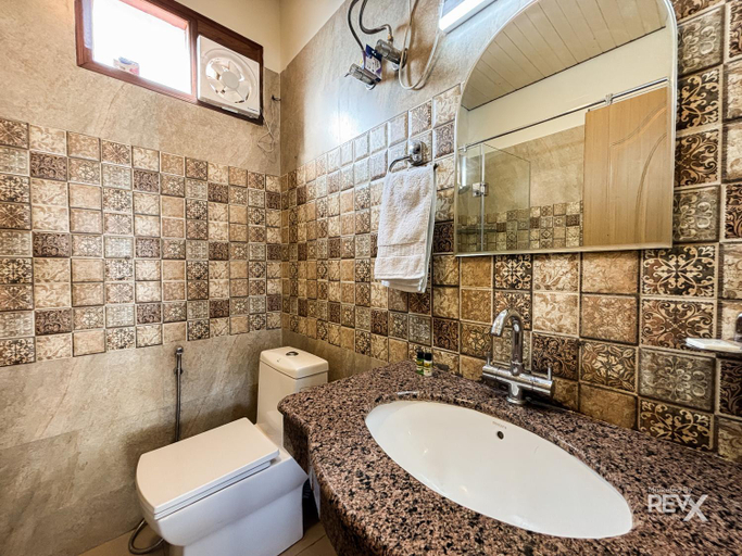 Bathroom 4, Hotel Sunny Cot - Free Mall Shuttle and Parking, Dehradun